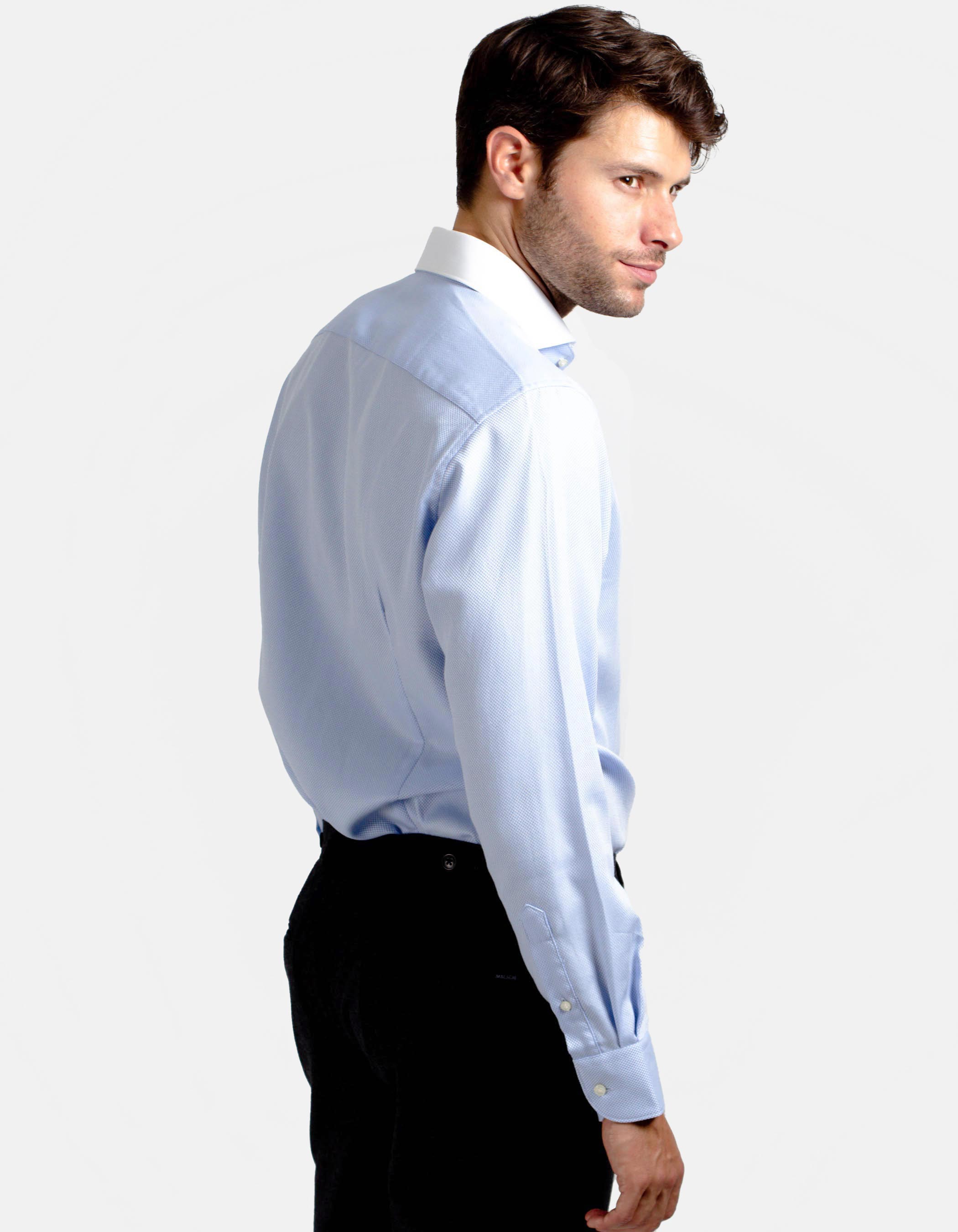 camisa azul cuello blanco