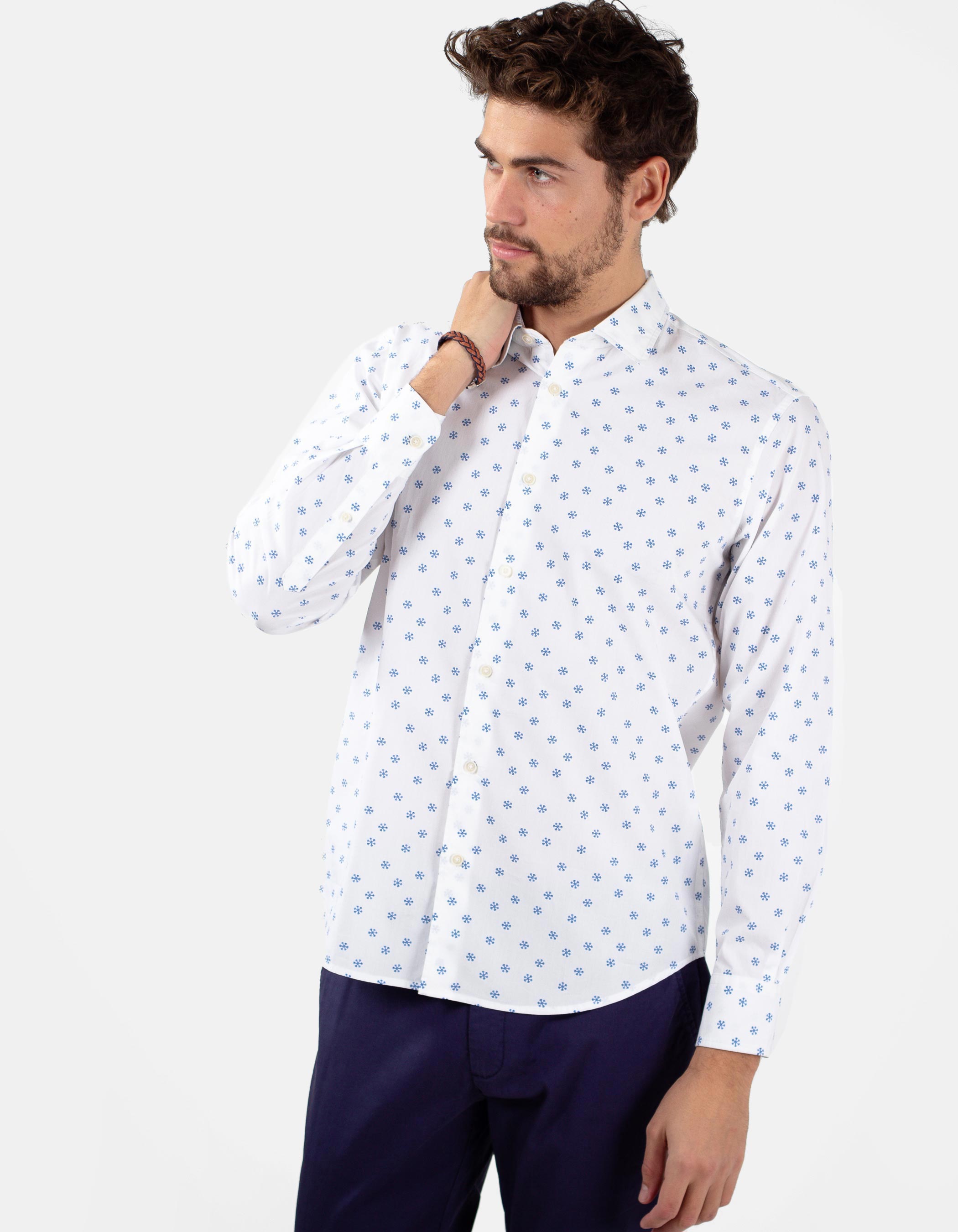 camisa blanca estampada
